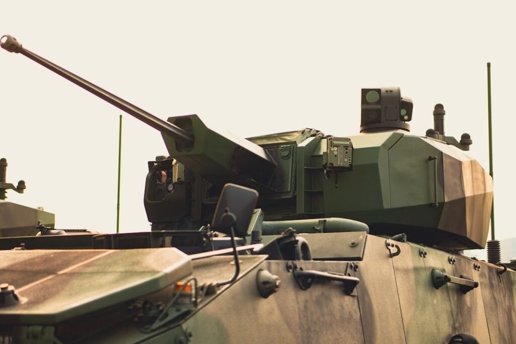 Nahaufnahme eines grün lackierten Kampfpanzers mit langem Geschützrohr