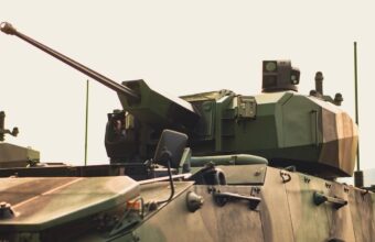 Nahaufnahme eines grün lackierten Kampfpanzers mit langem Geschützrohr
