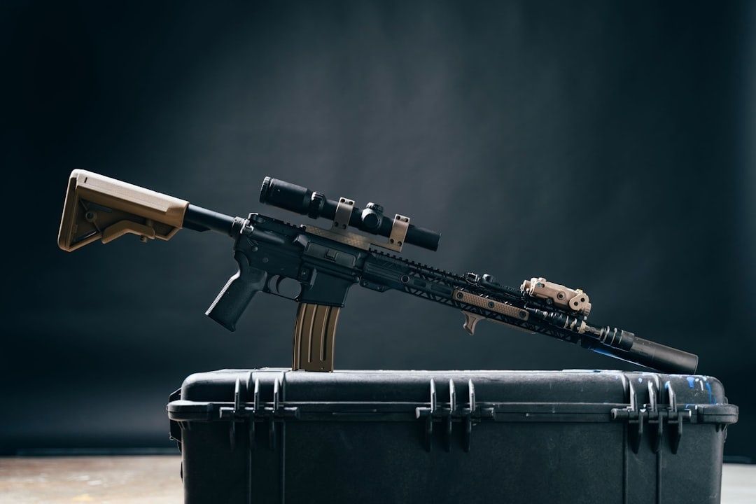 Ausgerüstetes Sturmgewehr mit Zielfernrohr auf einem Transportkoffer