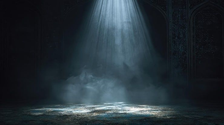 Dunkler, leerer Raum mit Lichtstrahlen und Nebel über einem Steinboden